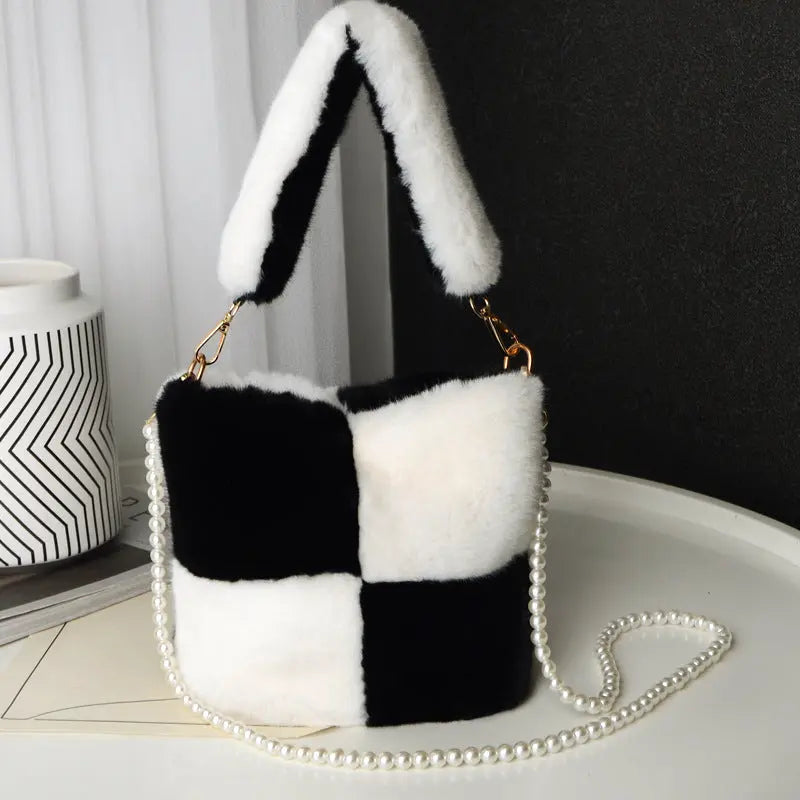 Karierte Plüsch-Eimer-Tasche mit Perlketten-Design