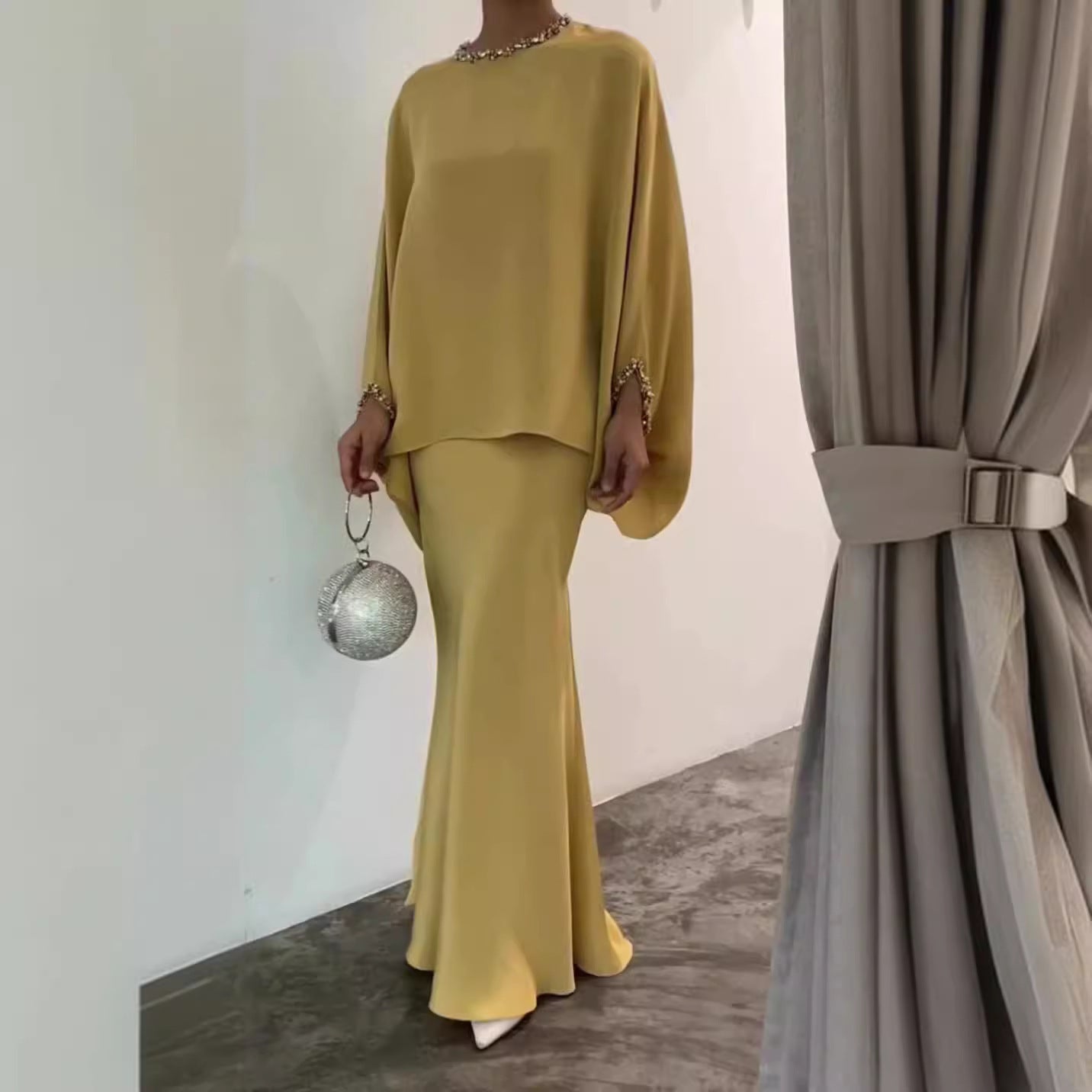 Damenkleid mit Perlen und Perlmutt