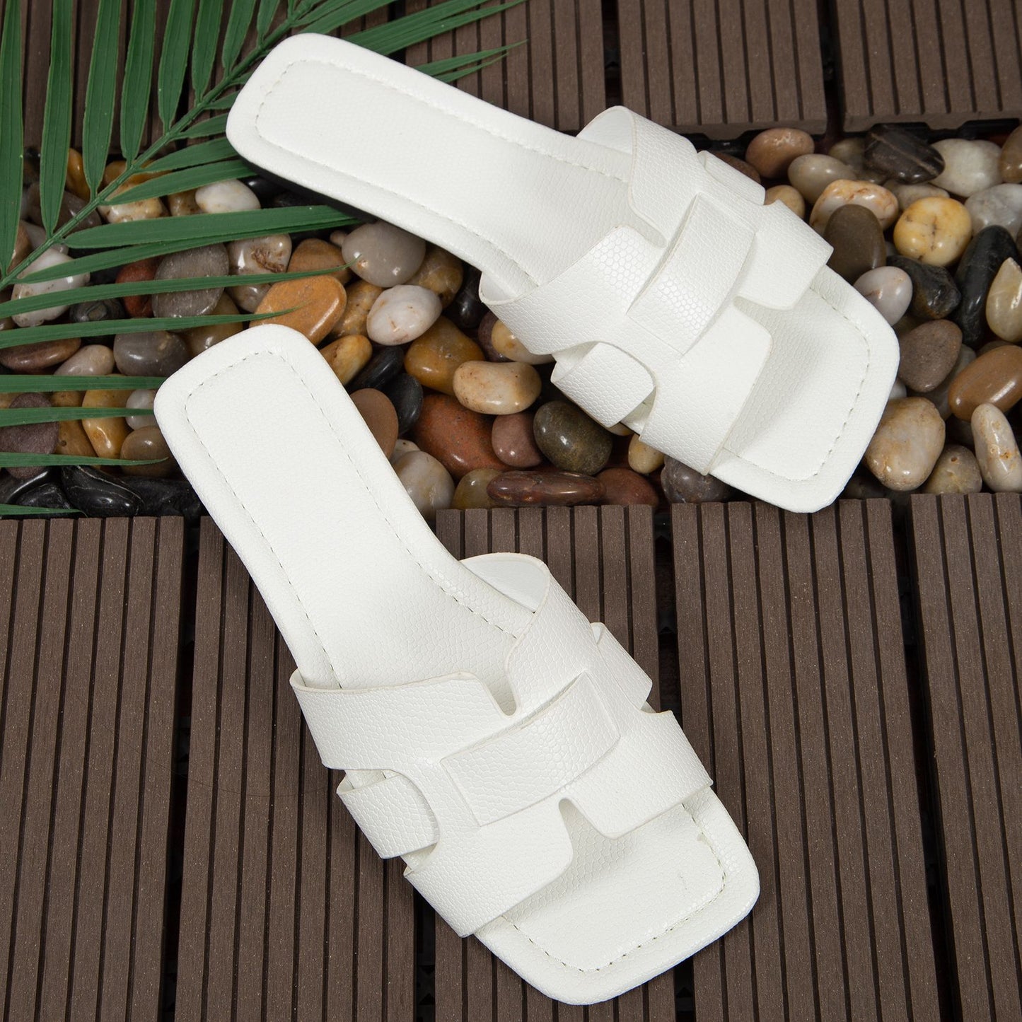 Sommerliche Hohle Quadratische-Zehen-Flats Damen-Sandalen Rutschen Hausschuhe
