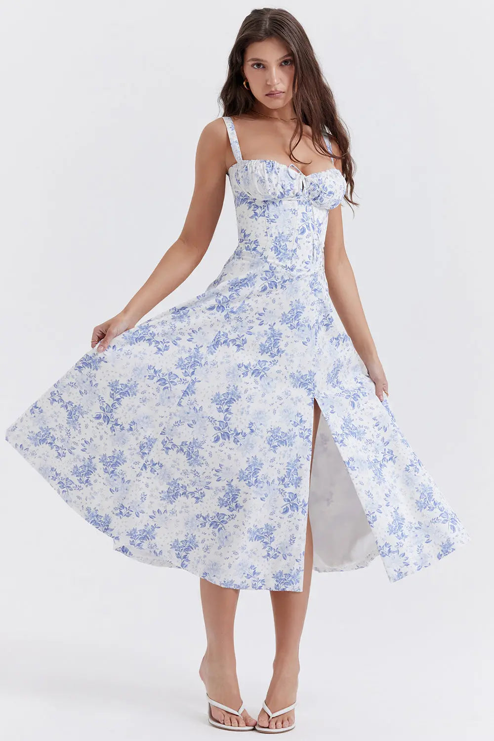 Elegant geschnittenes Trägerkleid für Damen mit französischem Flair und verführerischem Hüftschlitz"