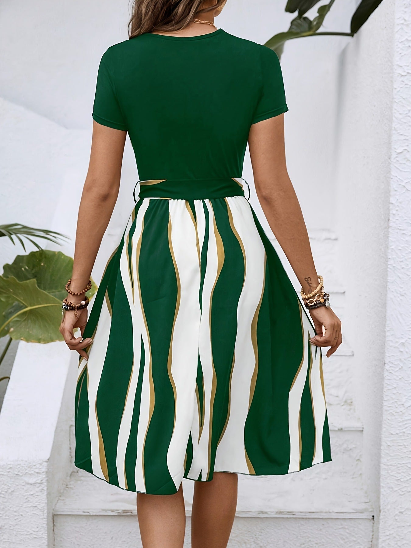 Modisches Business-Casual-Kleid mit mehrfarbigem Print