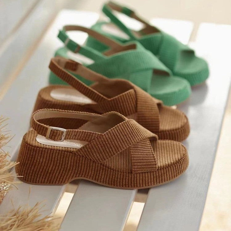 Bequeme Wildleder-Sandalen mit gekreuzten Riemen und offenen Zehen für lässige Modefrauen