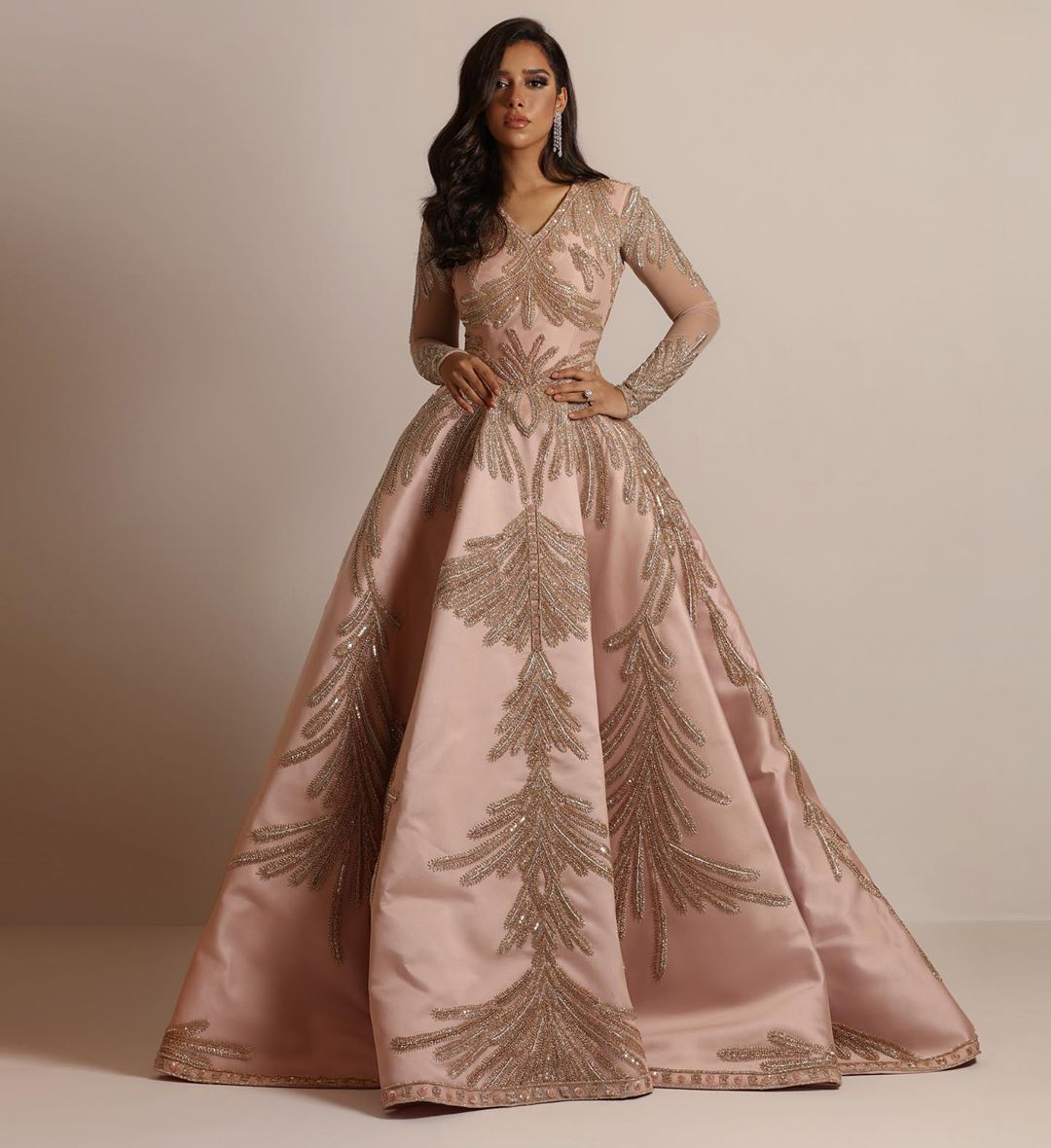 Damen Abendkleid mit großzügigen Ärmeln und anmutigem Bronzing-Look