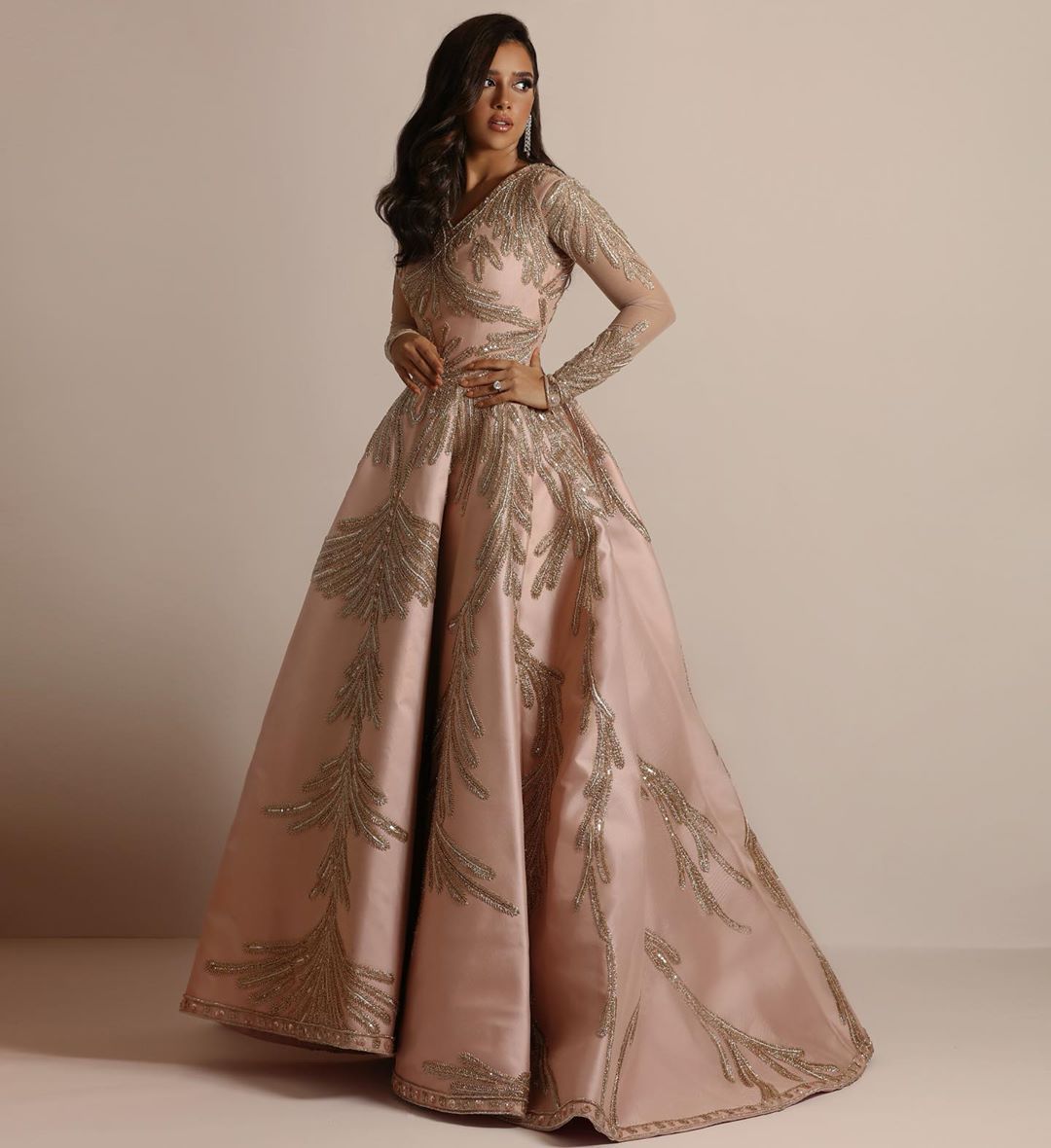 Damen Abendkleid mit großzügigen Ärmeln und anmutigem Bronzing-Look