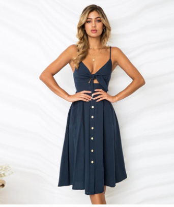 Verführerisches Bogen-Rücken-Kleid mit Knopfleiste