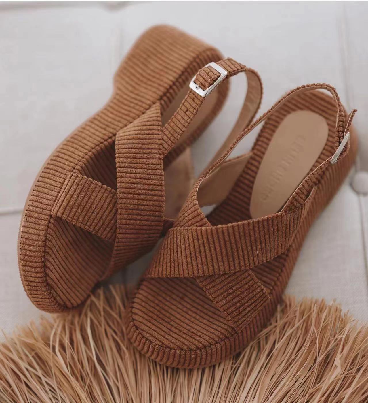 Bequeme Wildleder-Sandalen mit gekreuzten Riemen und offenen Zehen für lässige Modefrauen