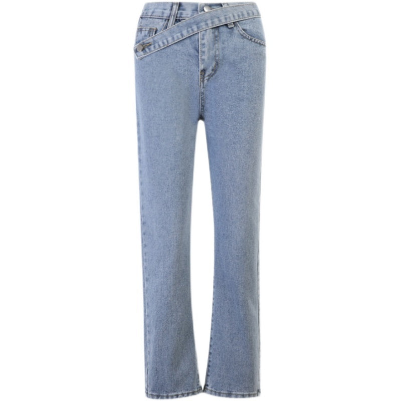 Hoch taillierte Jeans mit unregelmäßigem Gürtel in Distressed-Look
