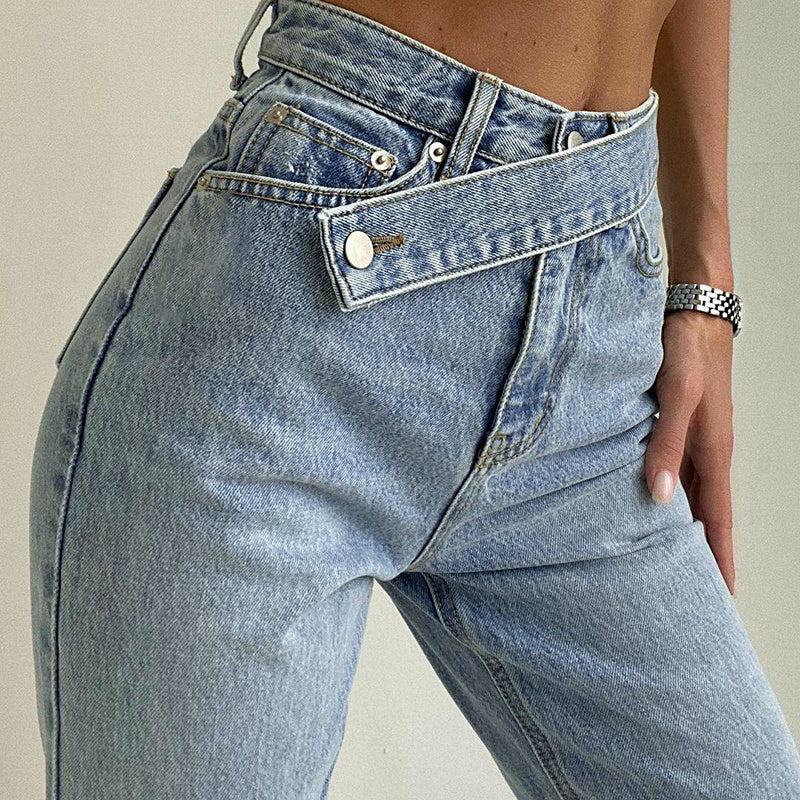 Hoch taillierte Jeans mit unregelmäßigem Gürtel in Distressed-Look