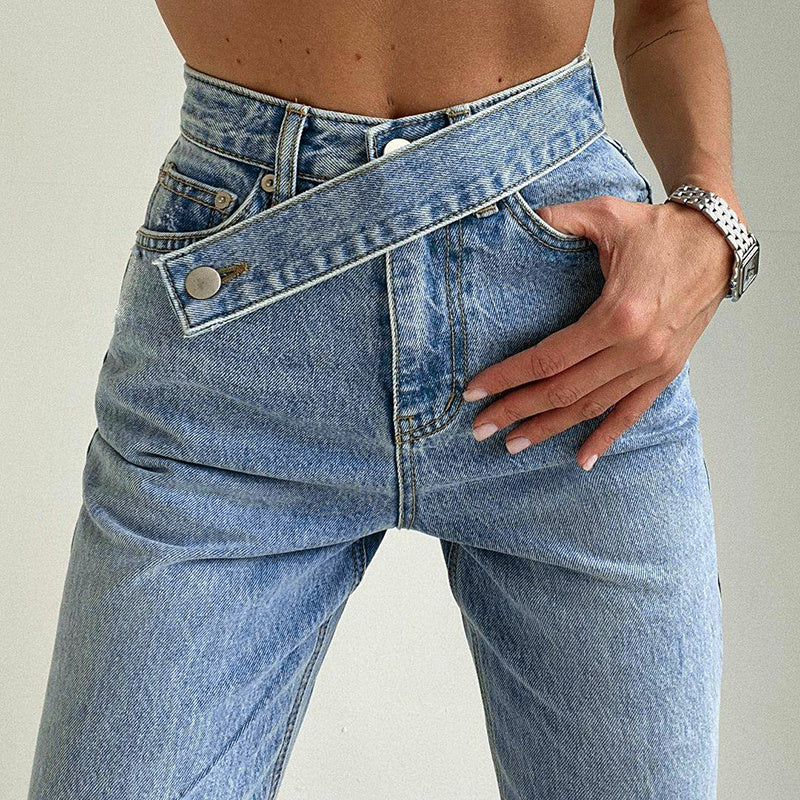 Hoch taillierte Jeans mit unregelmäßigem Gürtel in Distressed-Look