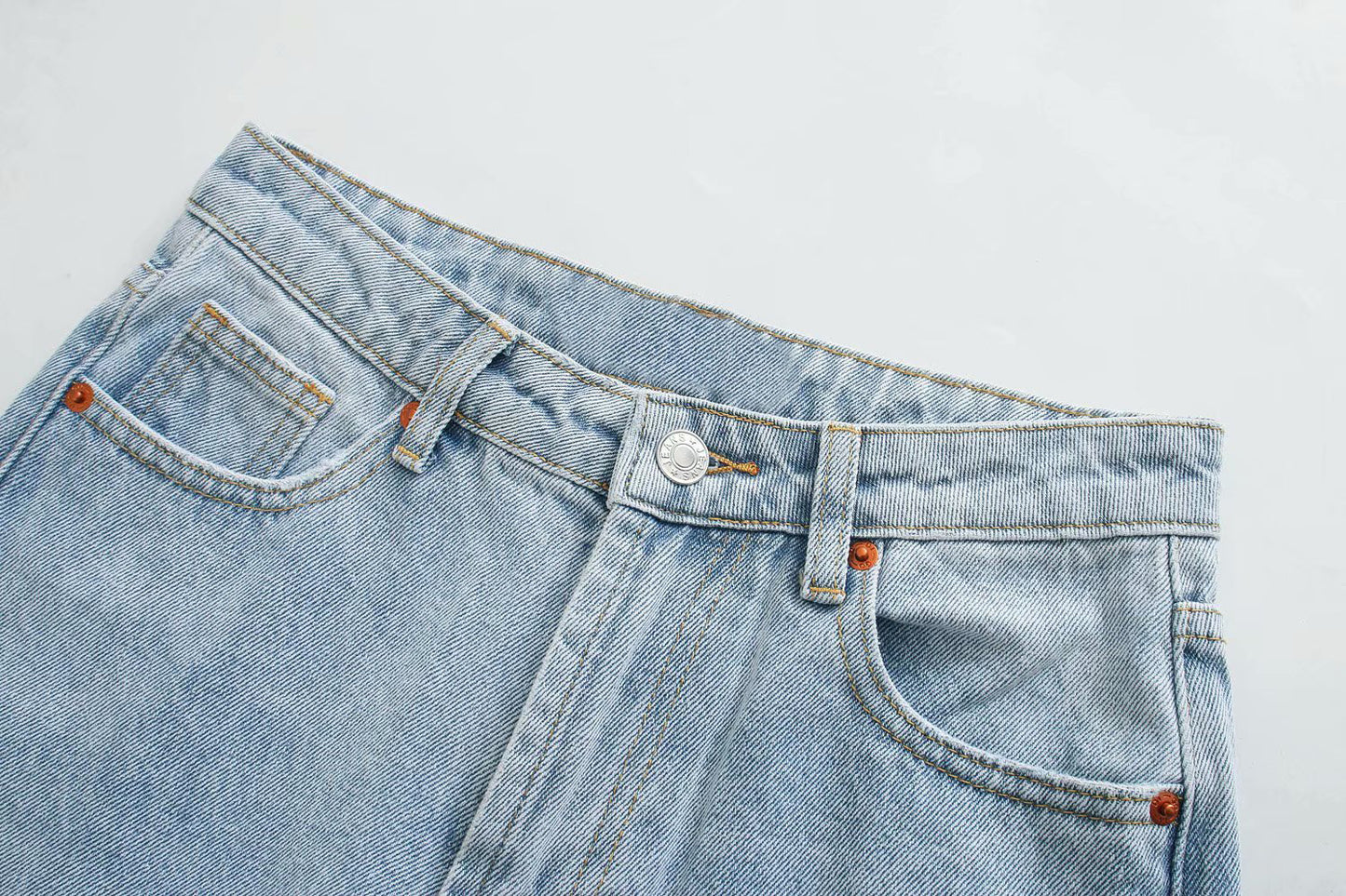 Hohe Taille Damen Jeans mit geradem Schnitt und schlanken Löchern