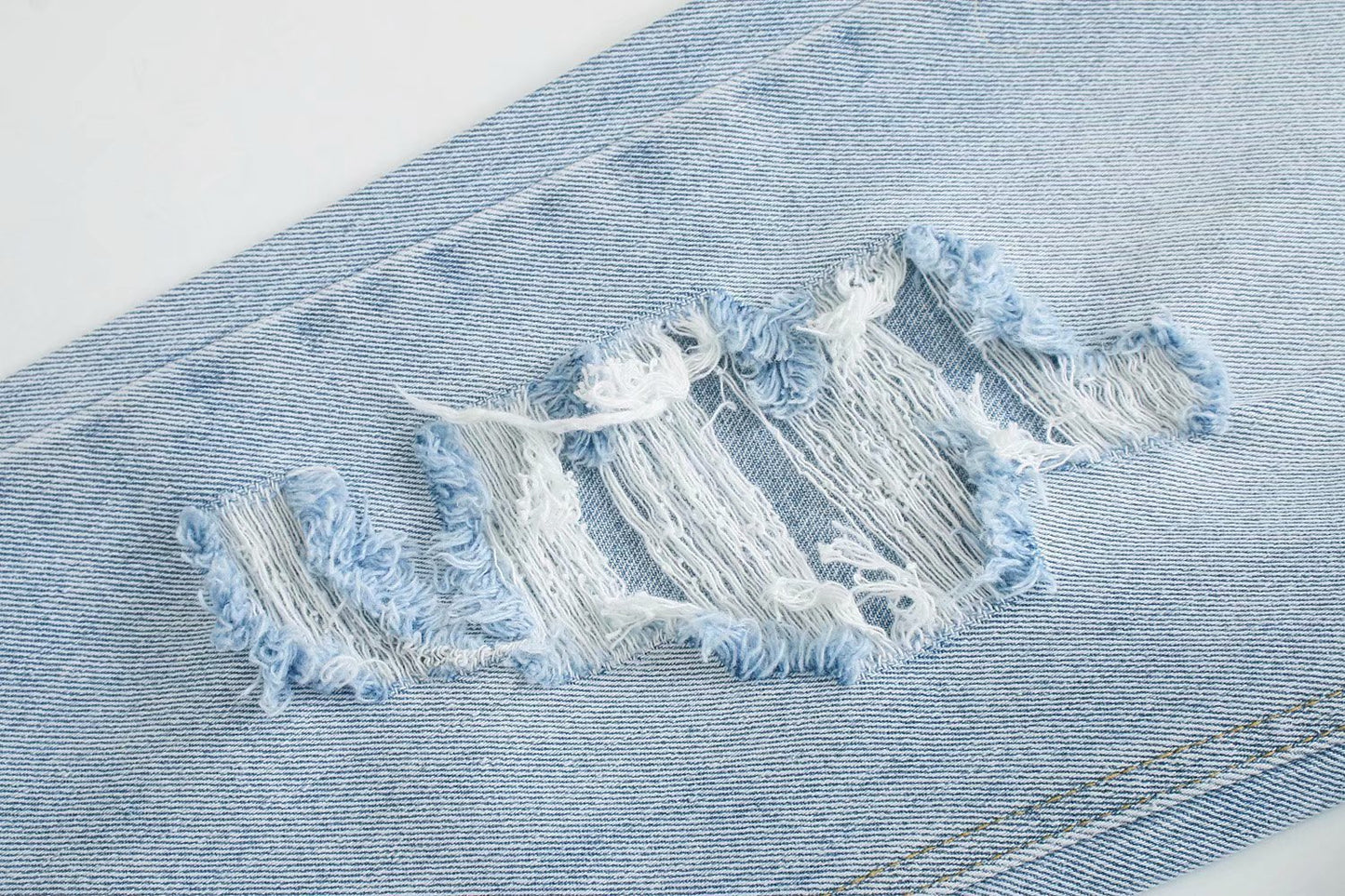 Hohe Taille Damen Jeans mit geradem Schnitt und schlanken Löchern