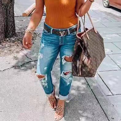 Zerrissene Jeans für Frauen mit Persönlichkeit