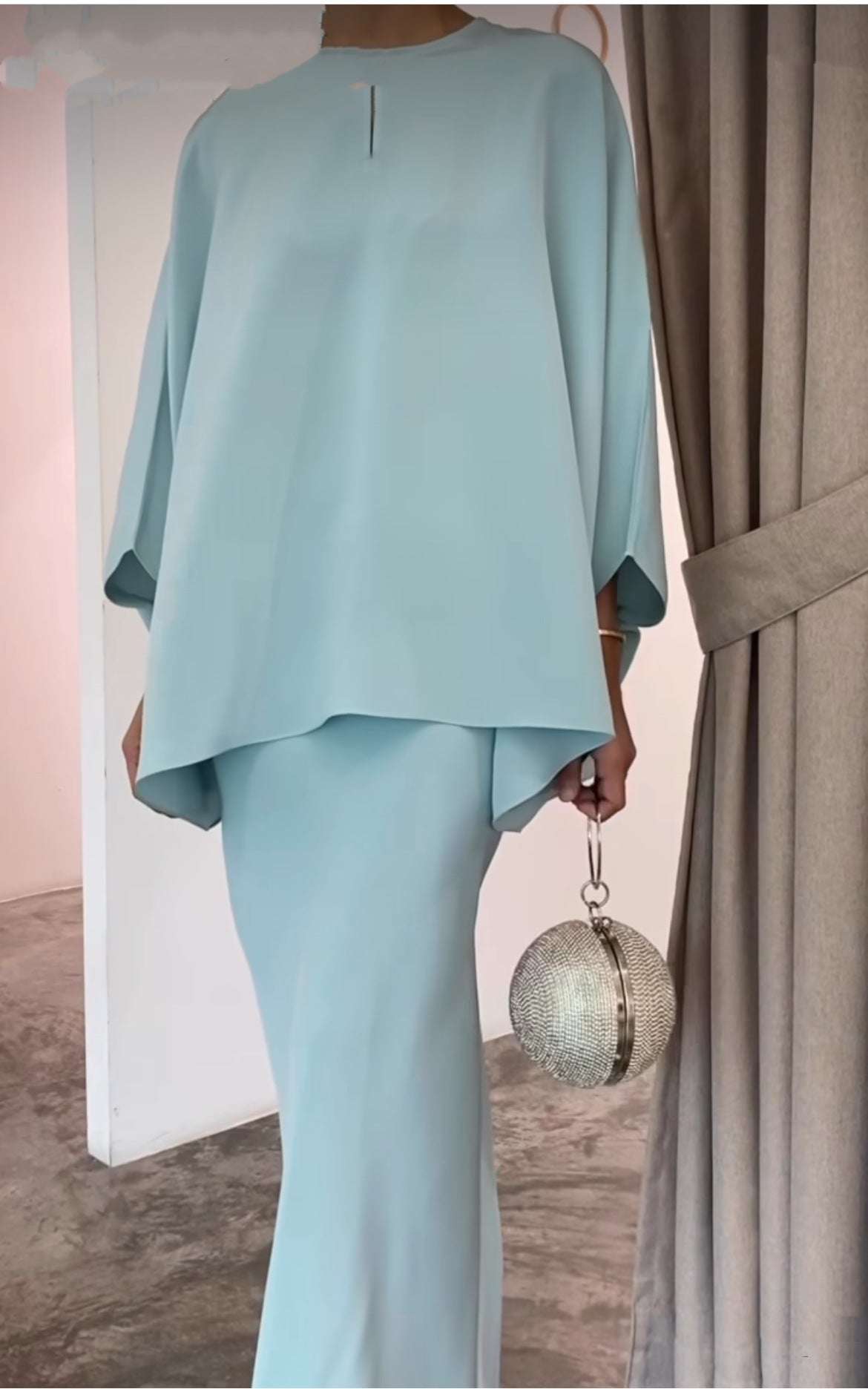 Damenkleid mit Perlen und Perlmutt