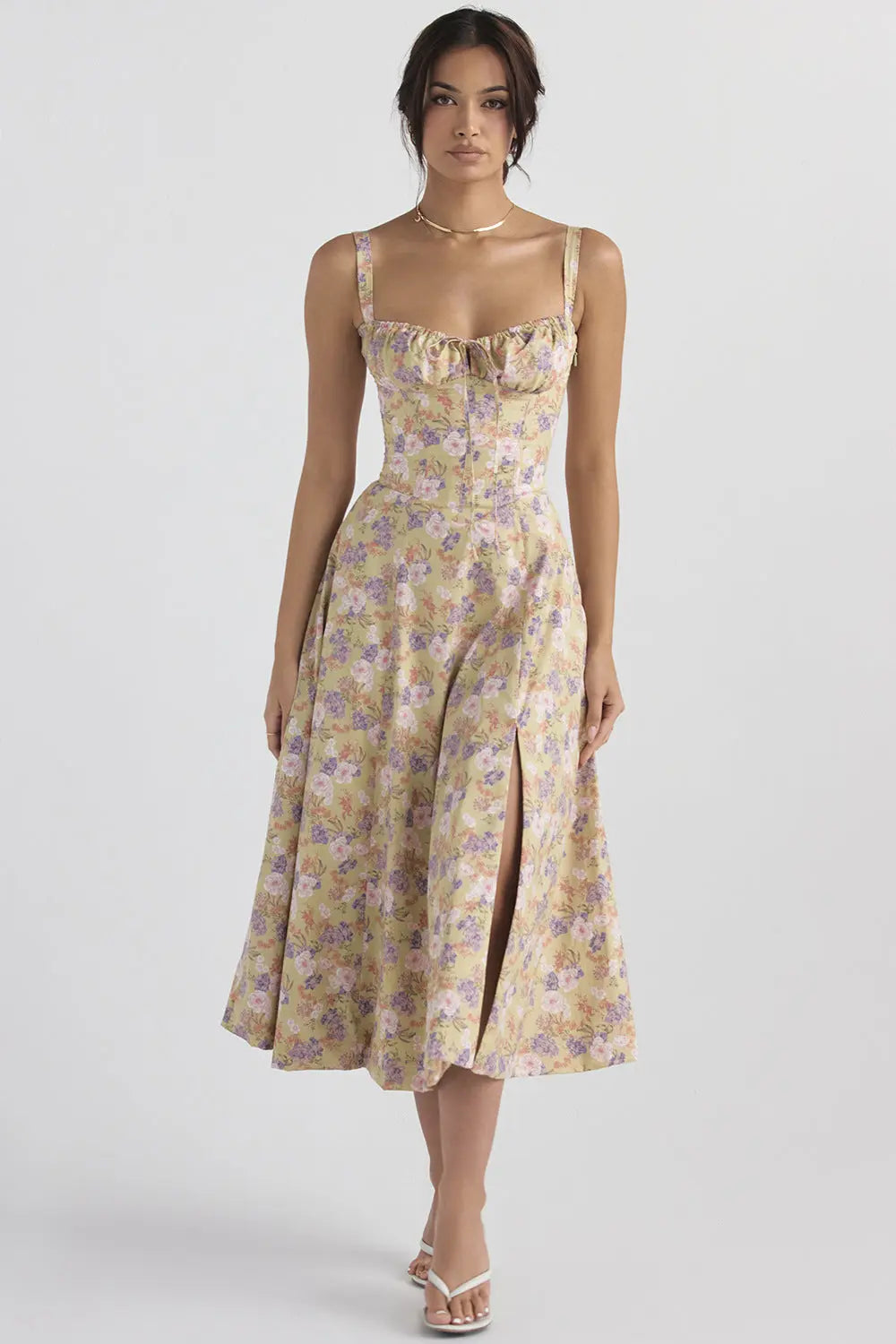 Elegant geschnittenes Trägerkleid für Damen mit französischem Flair und verführerischem Hüftschlitz"