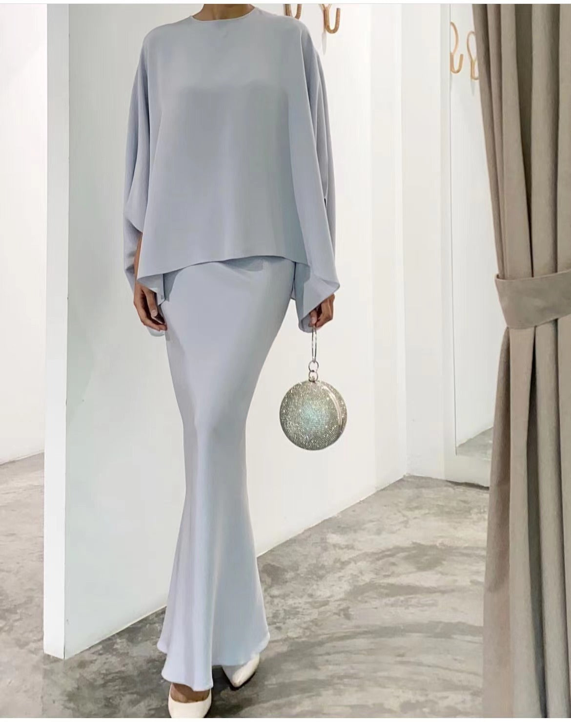 Damenkleid mit Perlen und Perlmutt