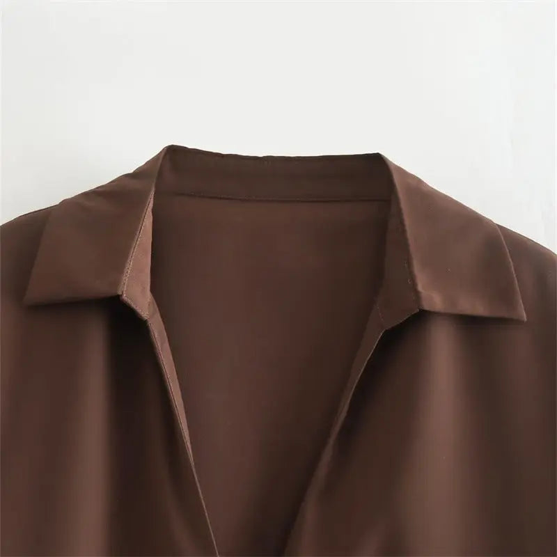 Kurze Seiden-Satin-Bluse mit Federbesatz am Saum