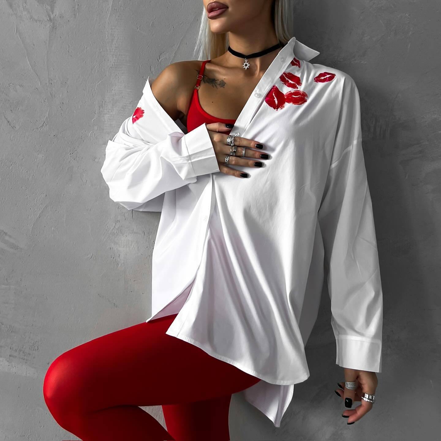 Damenmodisches weißes Shirt mit rotem Lippenaufdruck