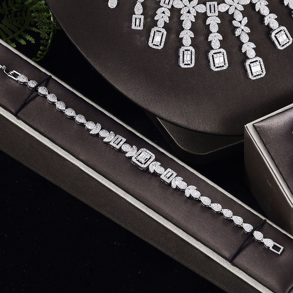 Vierer-Set Zirkon-Halskette, Ohrringe, Armband und Ring
