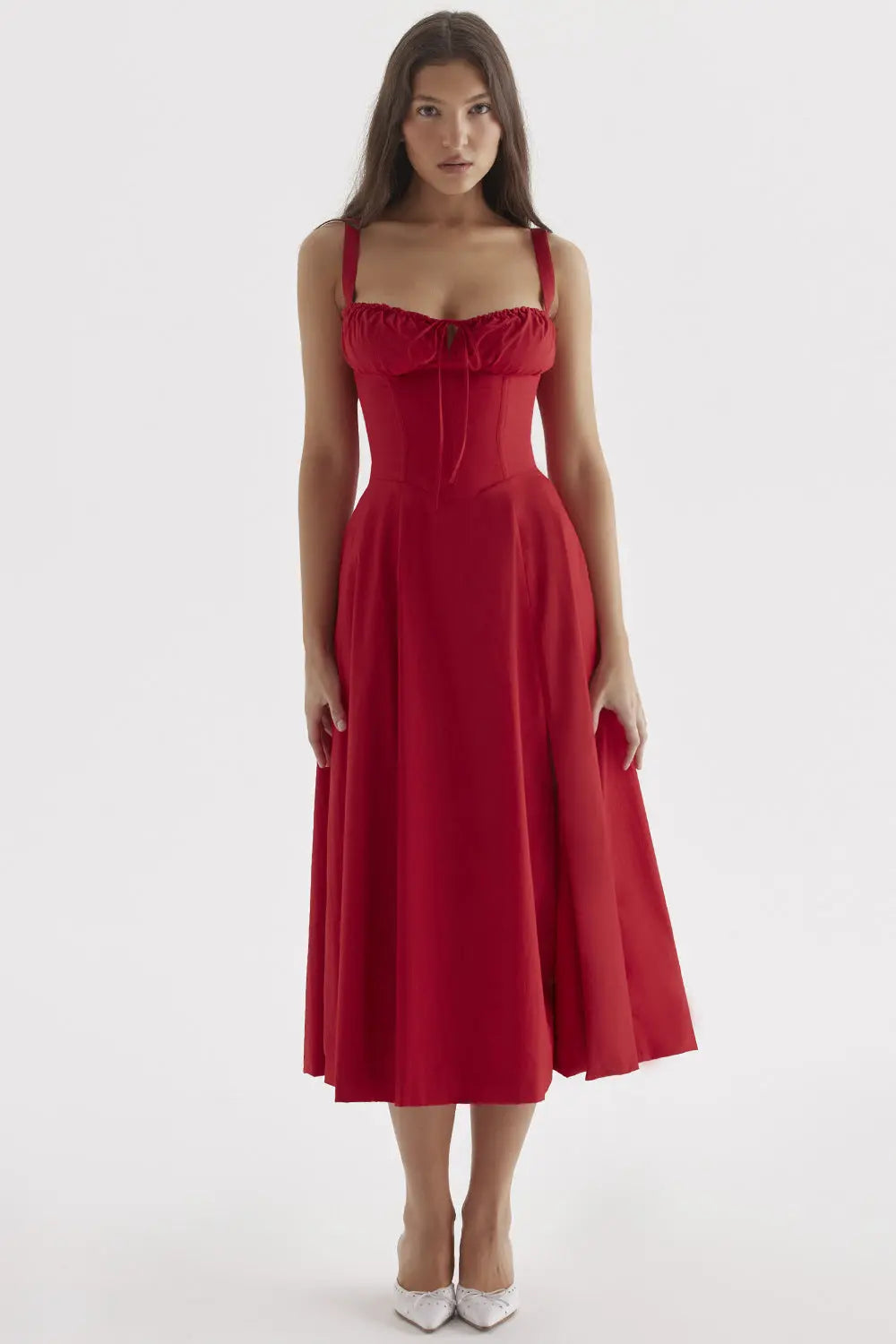 Elegant geschnittenes Trägerkleid für Damen mit französischem Flair und verführerischem Hüftschlitz"