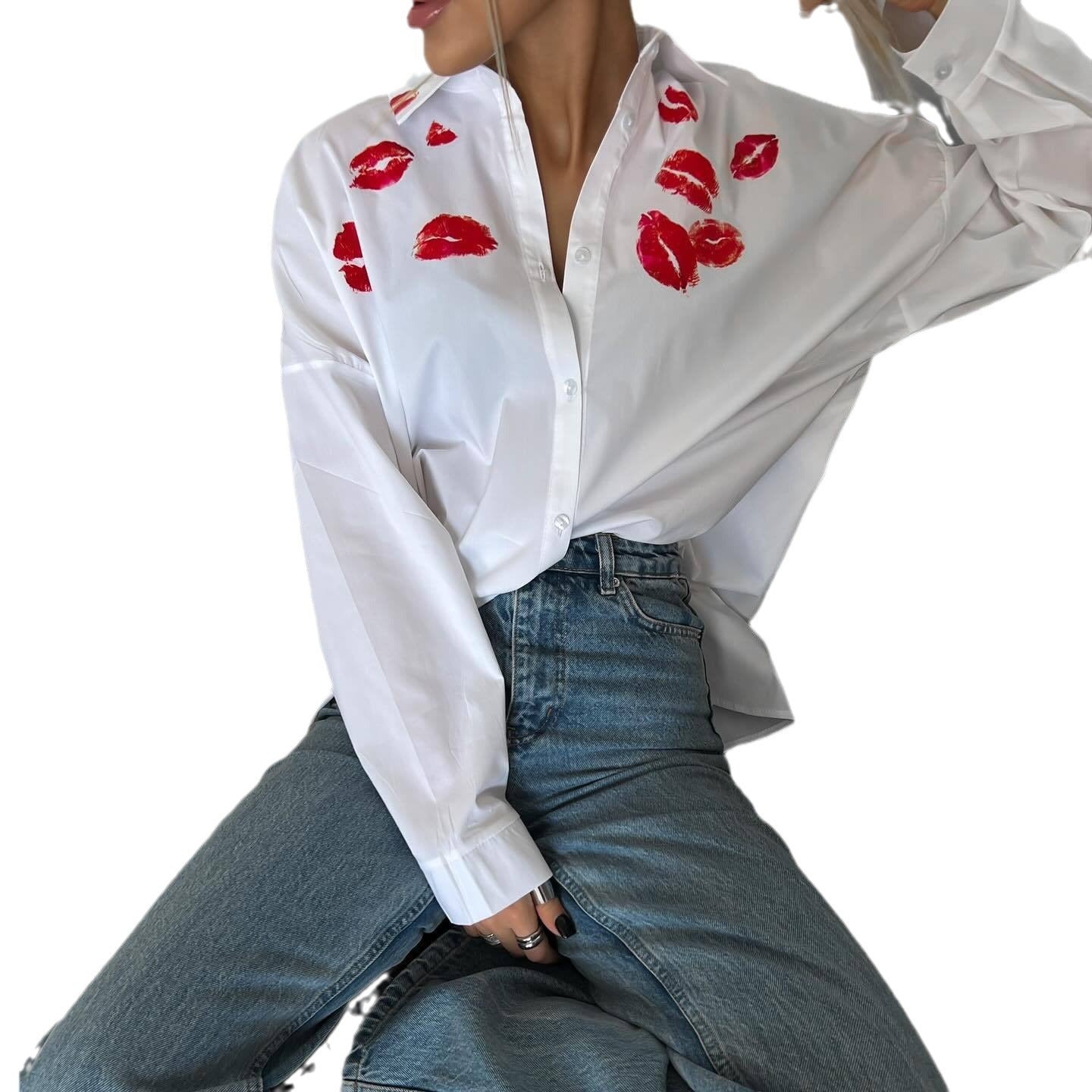 Damenmodisches weißes Shirt mit rotem Lippenaufdruck