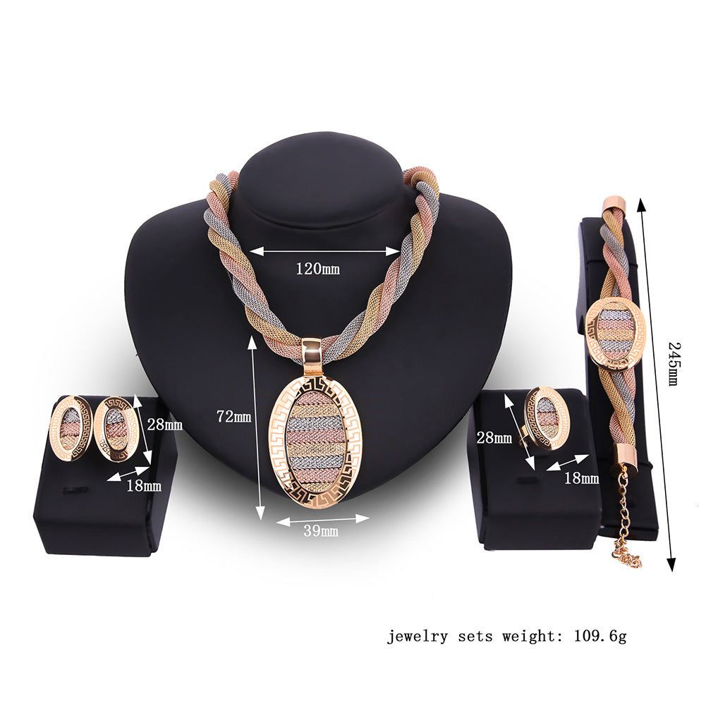 Vier-teiliges Set Halskette, Ohrringe und Armbänder