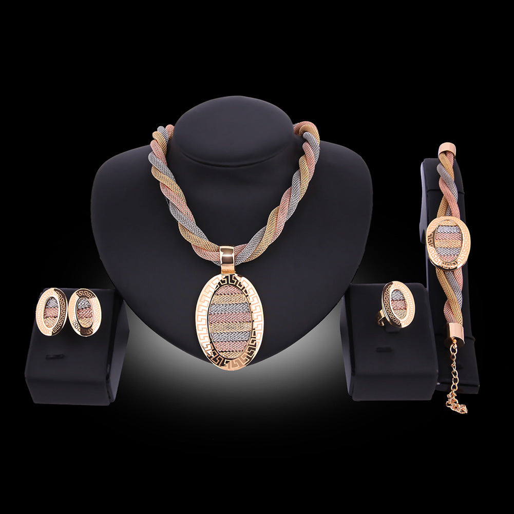 Vier-teiliges Set Halskette, Ohrringe und Armbänder