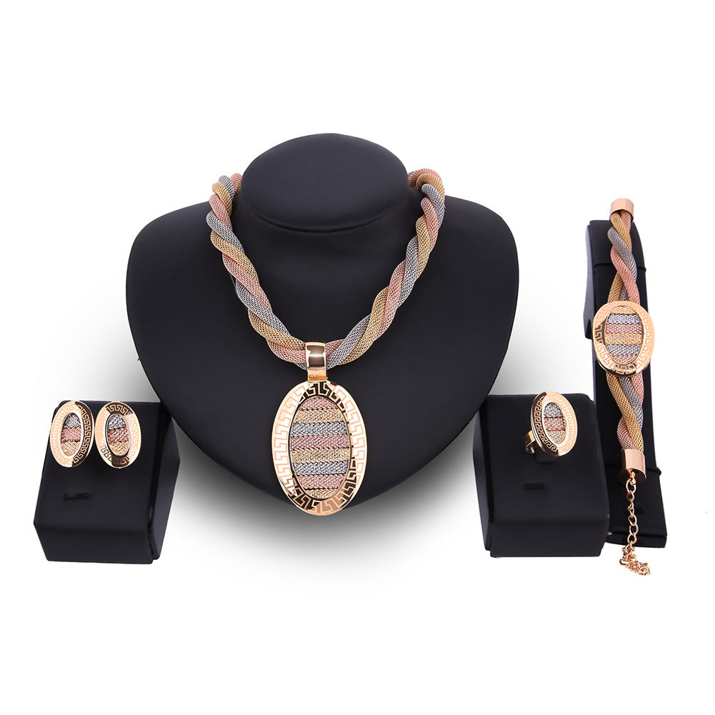 Vier-teiliges Set Halskette, Ohrringe und Armbänder