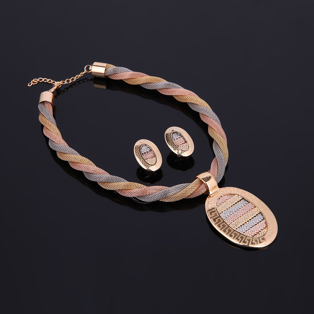 Vier-teiliges Set Halskette, Ohrringe und Armbänder