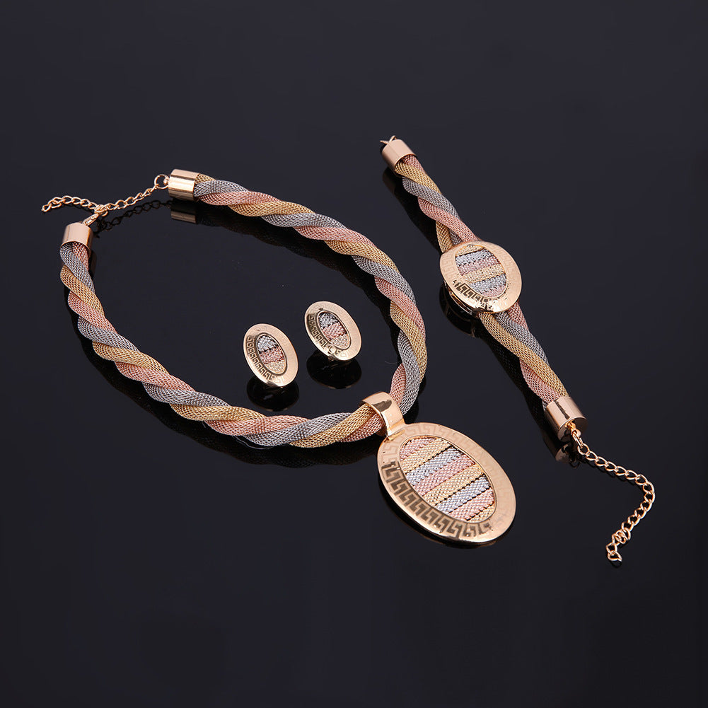 Vier-teiliges Set Halskette, Ohrringe und Armbänder