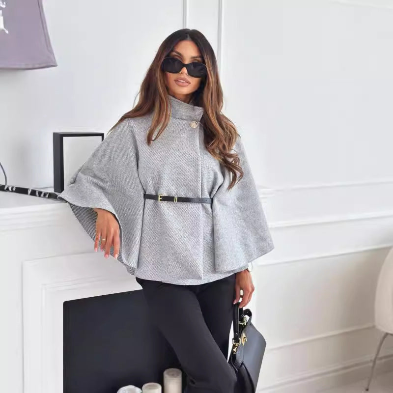 Damen Cape mit Stehkragen und Gürtel – Modischer Wollpullover-Stil - FashionGlam