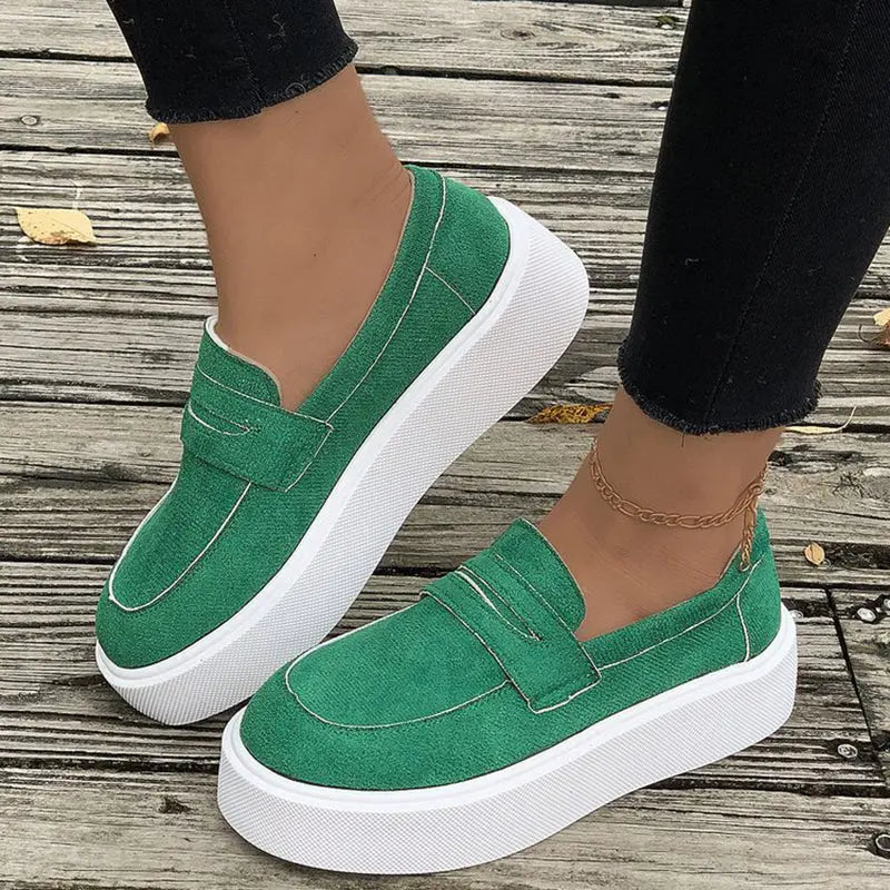 Neue Plateau-Loafer: Slip-On-Schuhe mit runder Spitze für Frauen