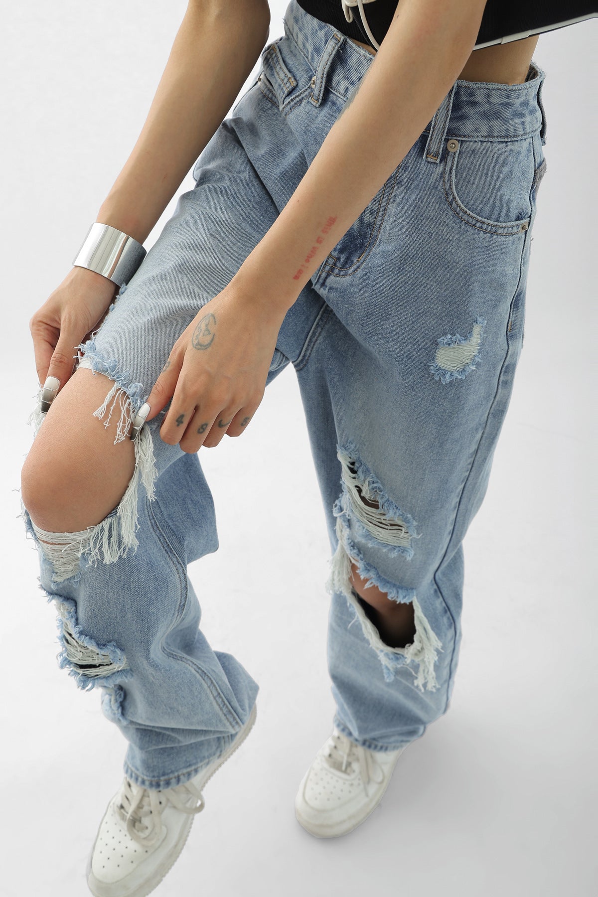 Hellblaue Damenjeans mit zerrissenen