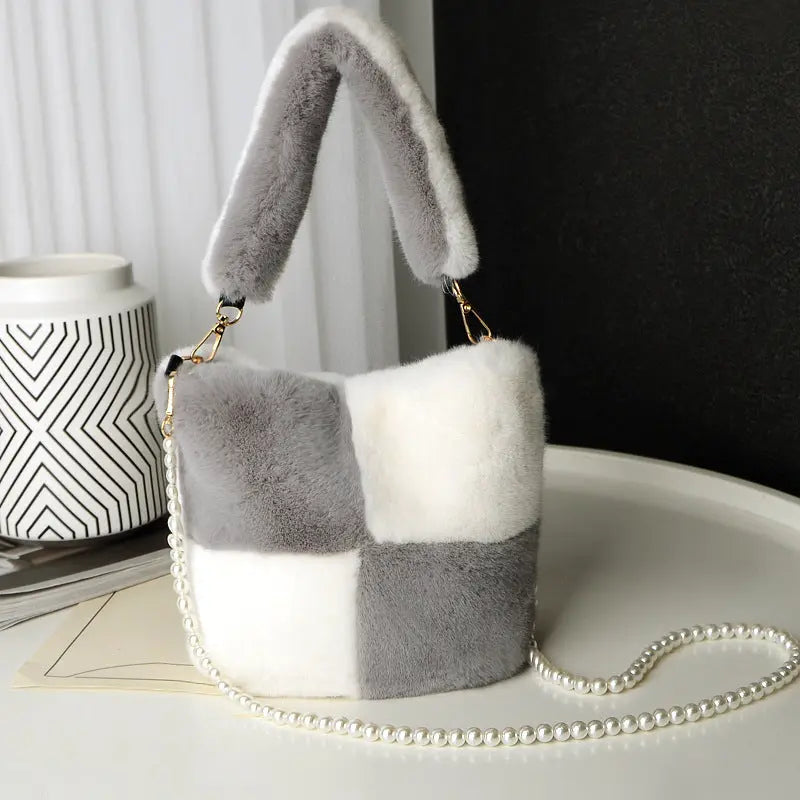 Karierte Plüsch-Eimer-Tasche mit Perlketten-Design