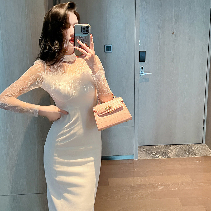 Schmales Bandeau-Gesellschaftskleid mit Pelzbesatz