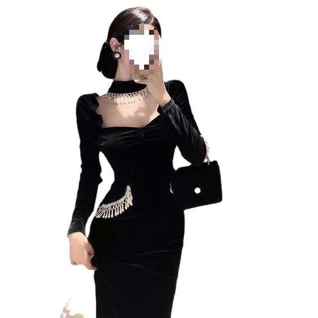 Schwarzes Samtkleid mit Puffärmeln, quadratischem Ausschnitt und Perlenverzierung