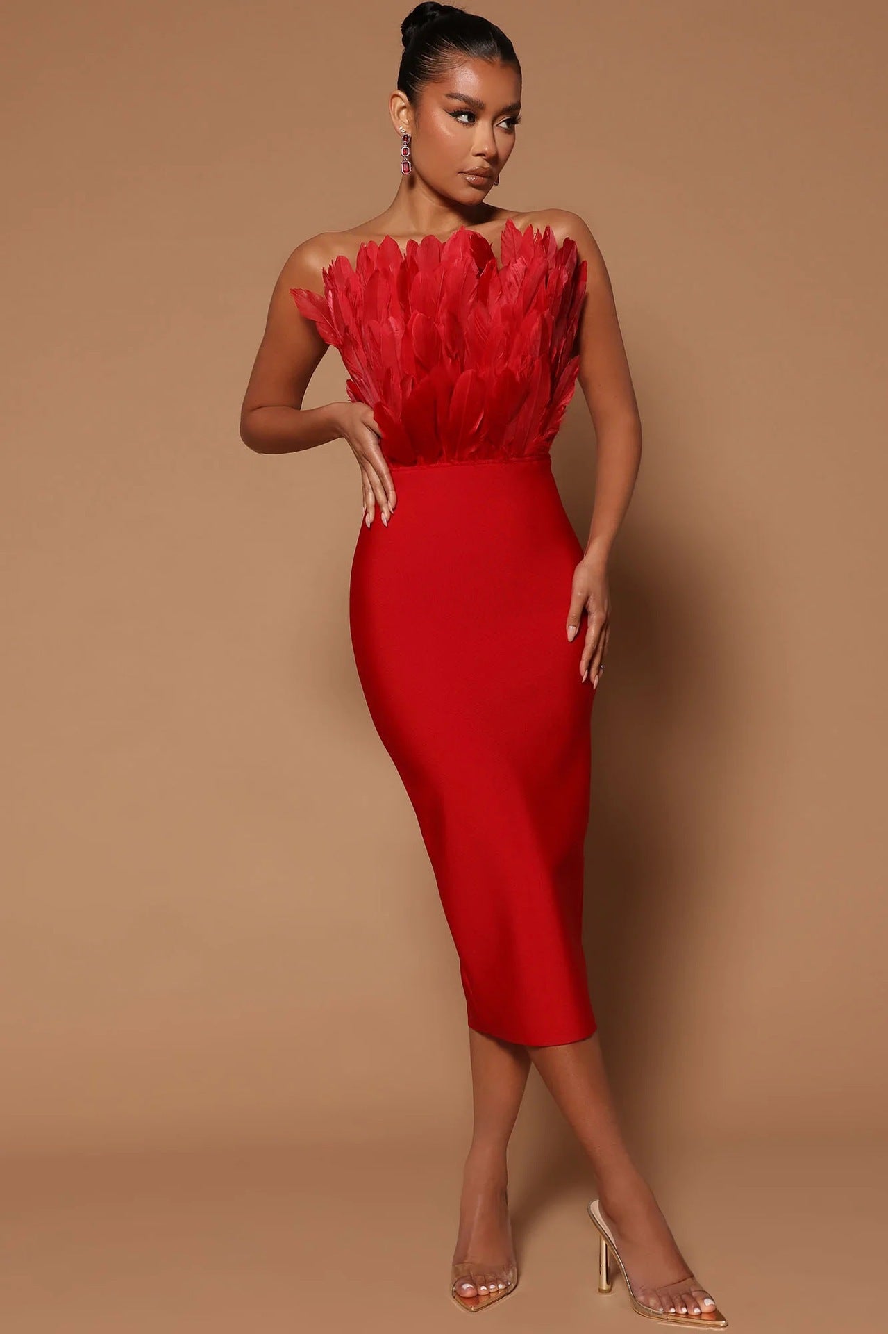 Elegantes Damenkleid mit Taillenbetonung und Federverzierung