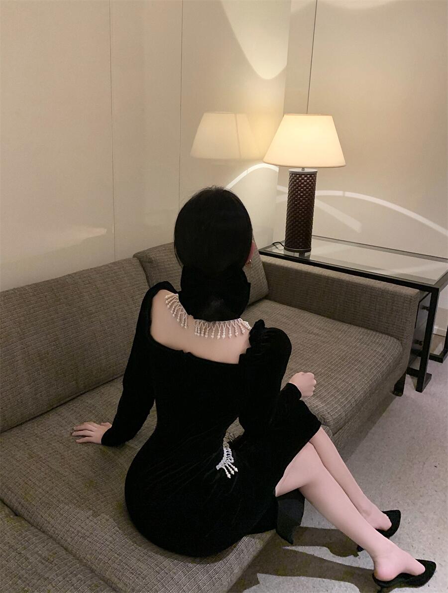 Schwarzes Samtkleid mit Puffärmeln, quadratischem Ausschnitt und Perlenverzierung