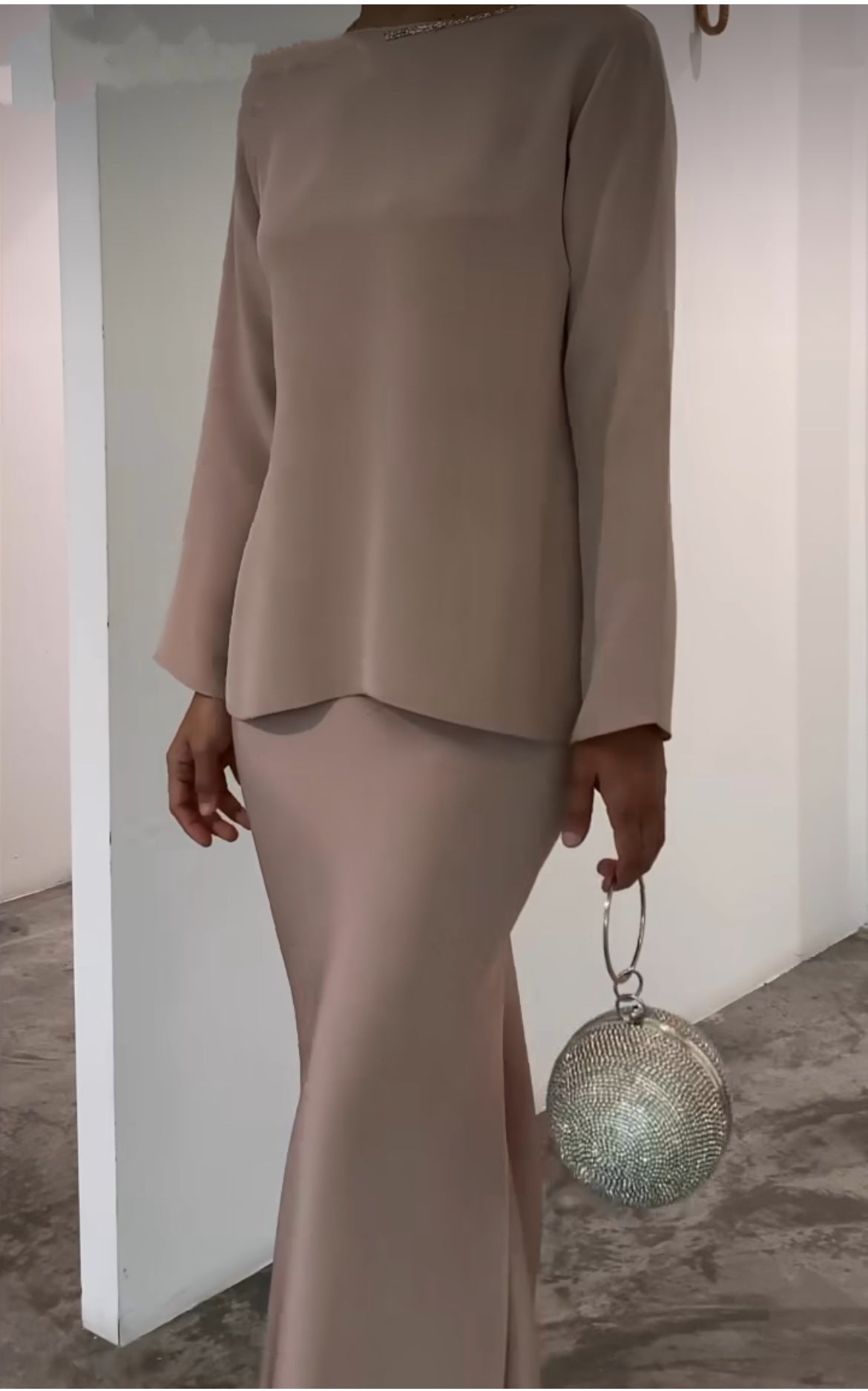 Damenkleid mit Perlen und Perlmutt
