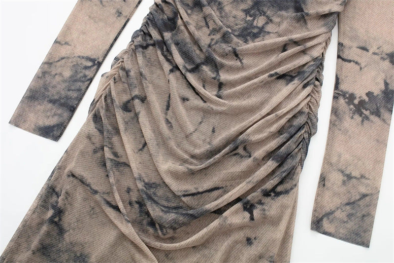 Faltenbesetztes Langarmkleid mit schlankem Druck aus Seidennetz