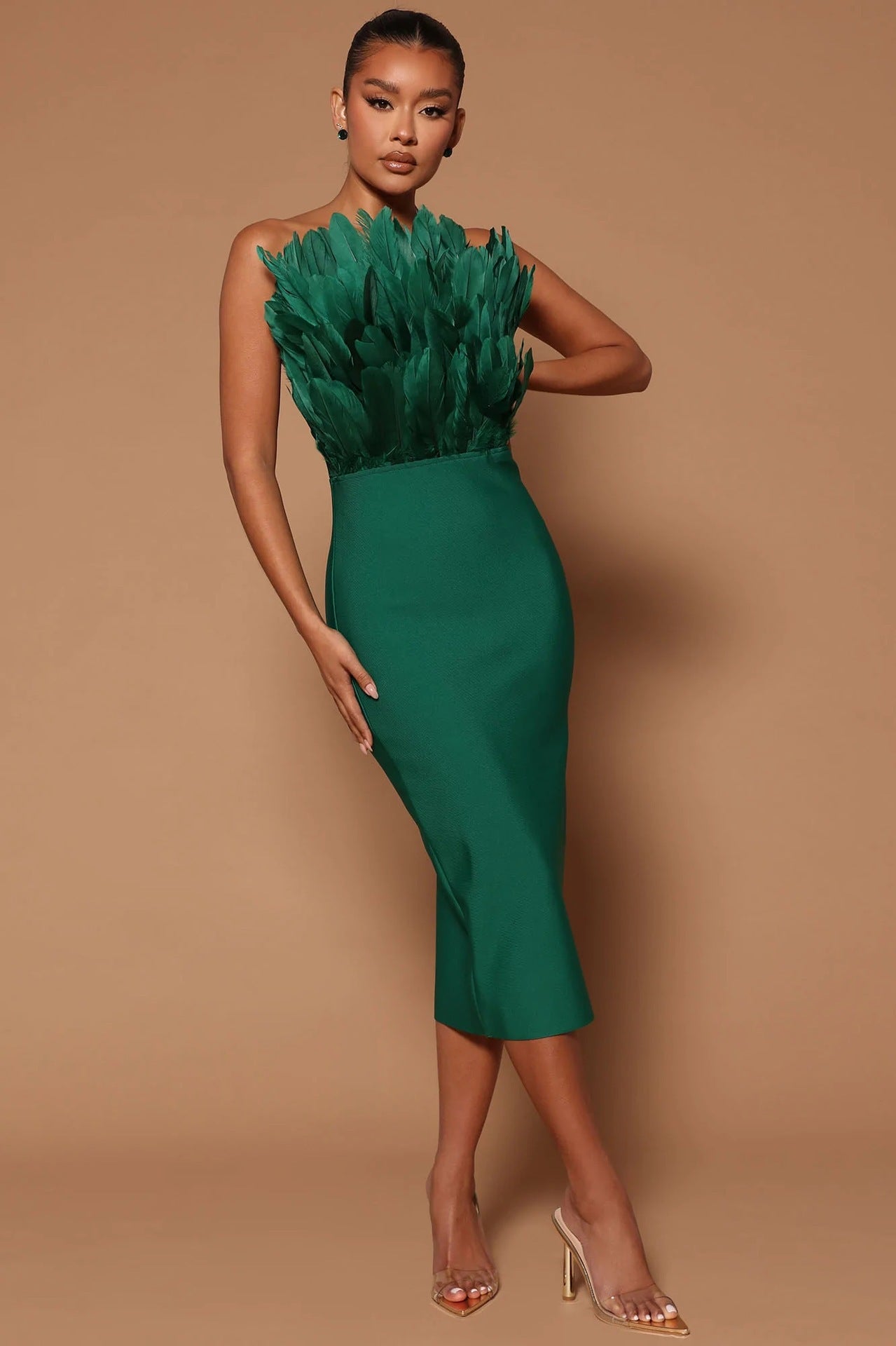 Elegantes Damenkleid mit Taillenbetonung und Federverzierung