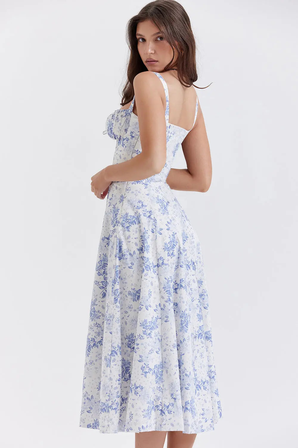 Elegant geschnittenes Trägerkleid für Damen mit französischem Flair und verführerischem Hüftschlitz"