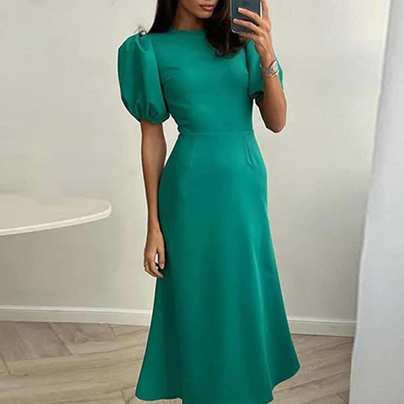 Langes Kleid mit Laternenärmeln und schmeichelnder Taille