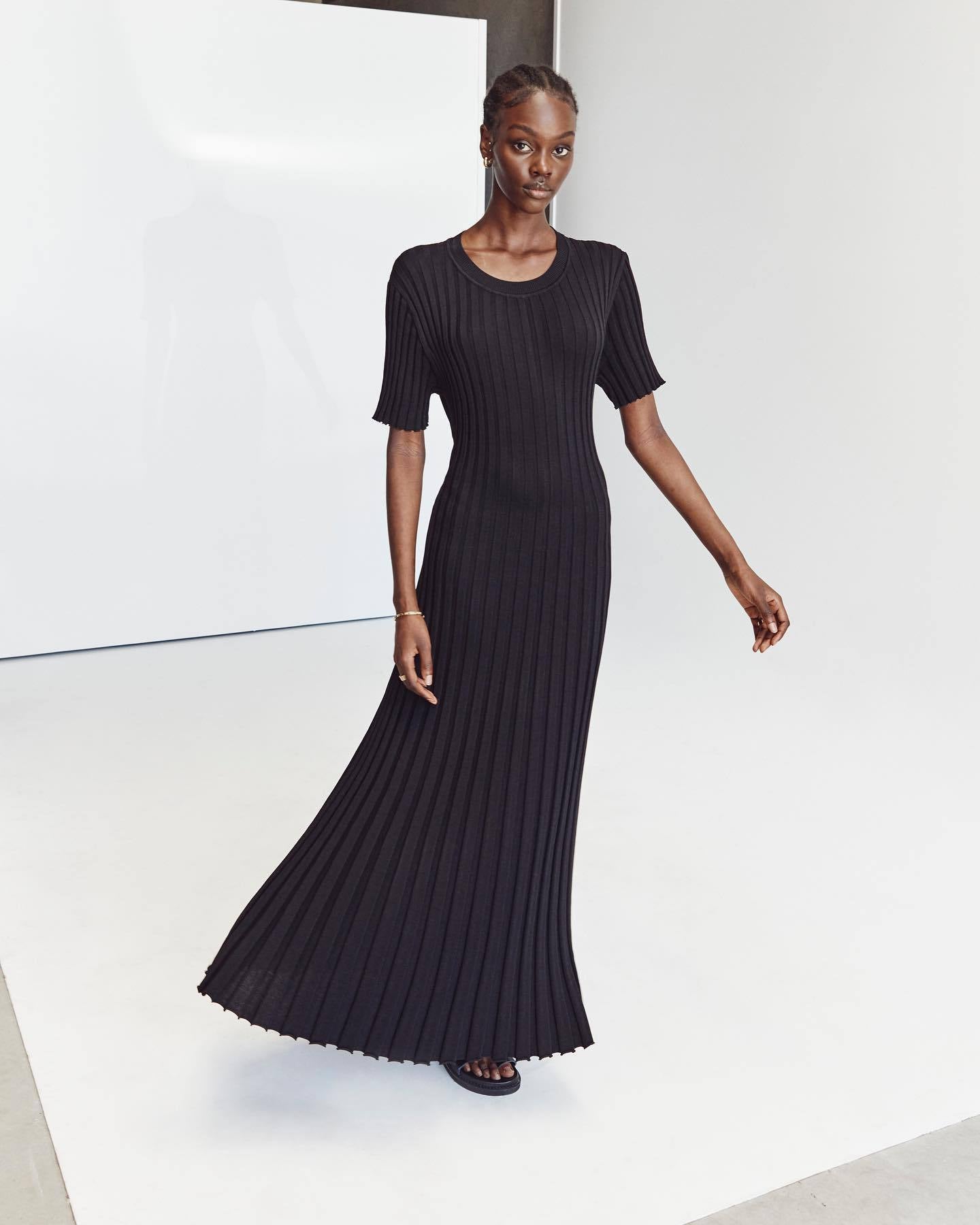 Rundhals-Strickkleid mit schmaler Taille und Streifenmuster