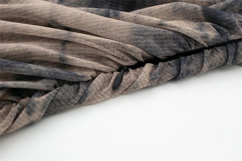 Faltenbesetztes Langarmkleid mit schlankem Druck aus Seidennetz