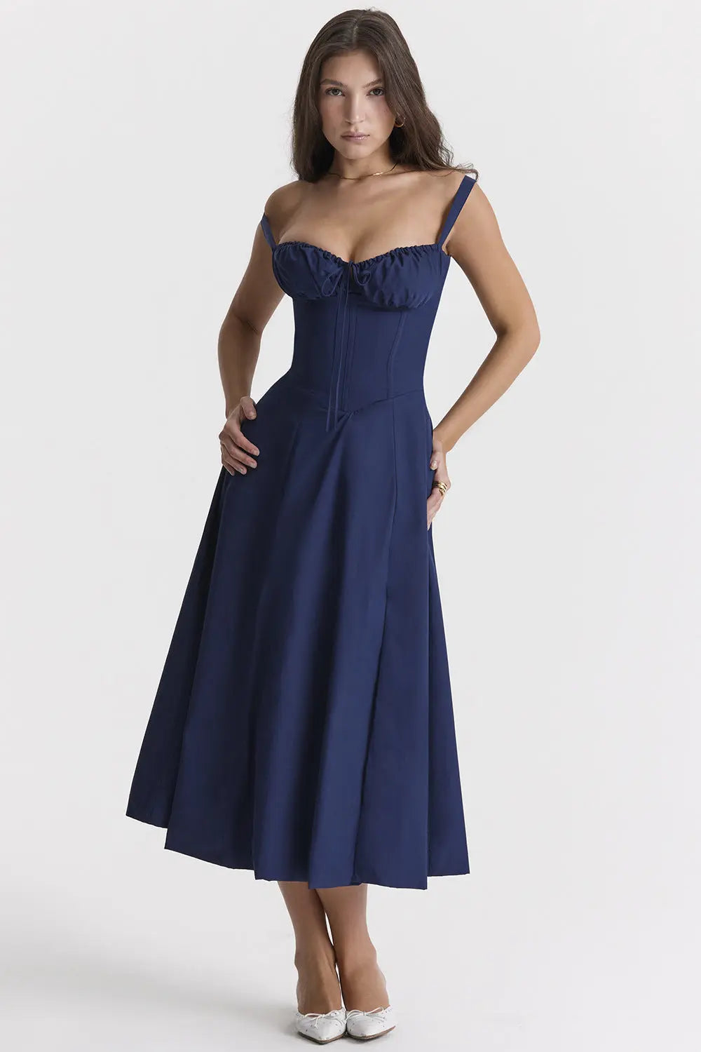 Elegant geschnittenes Trägerkleid für Damen mit französischem Flair und verführerischem Hüftschlitz"