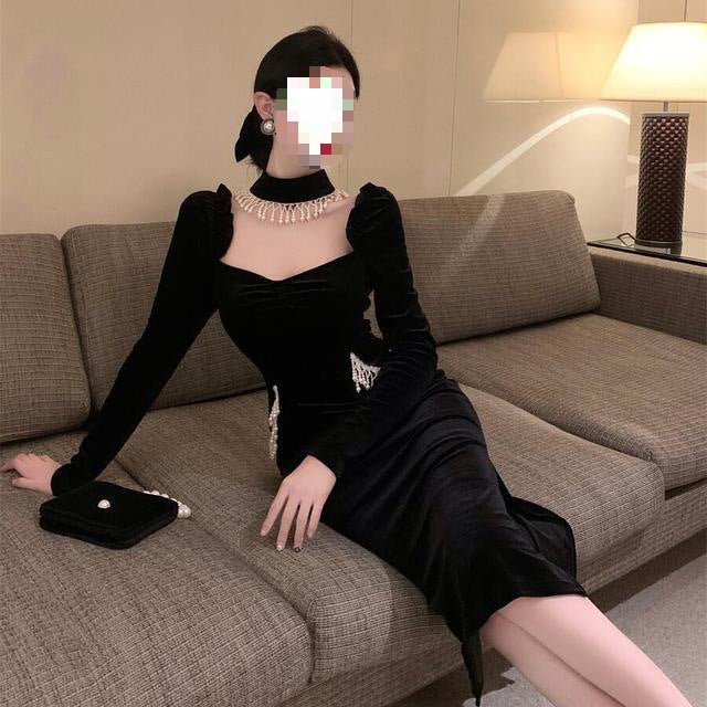 Schwarzes Samtkleid mit Puffärmeln, quadratischem Ausschnitt und Perlenverzierung