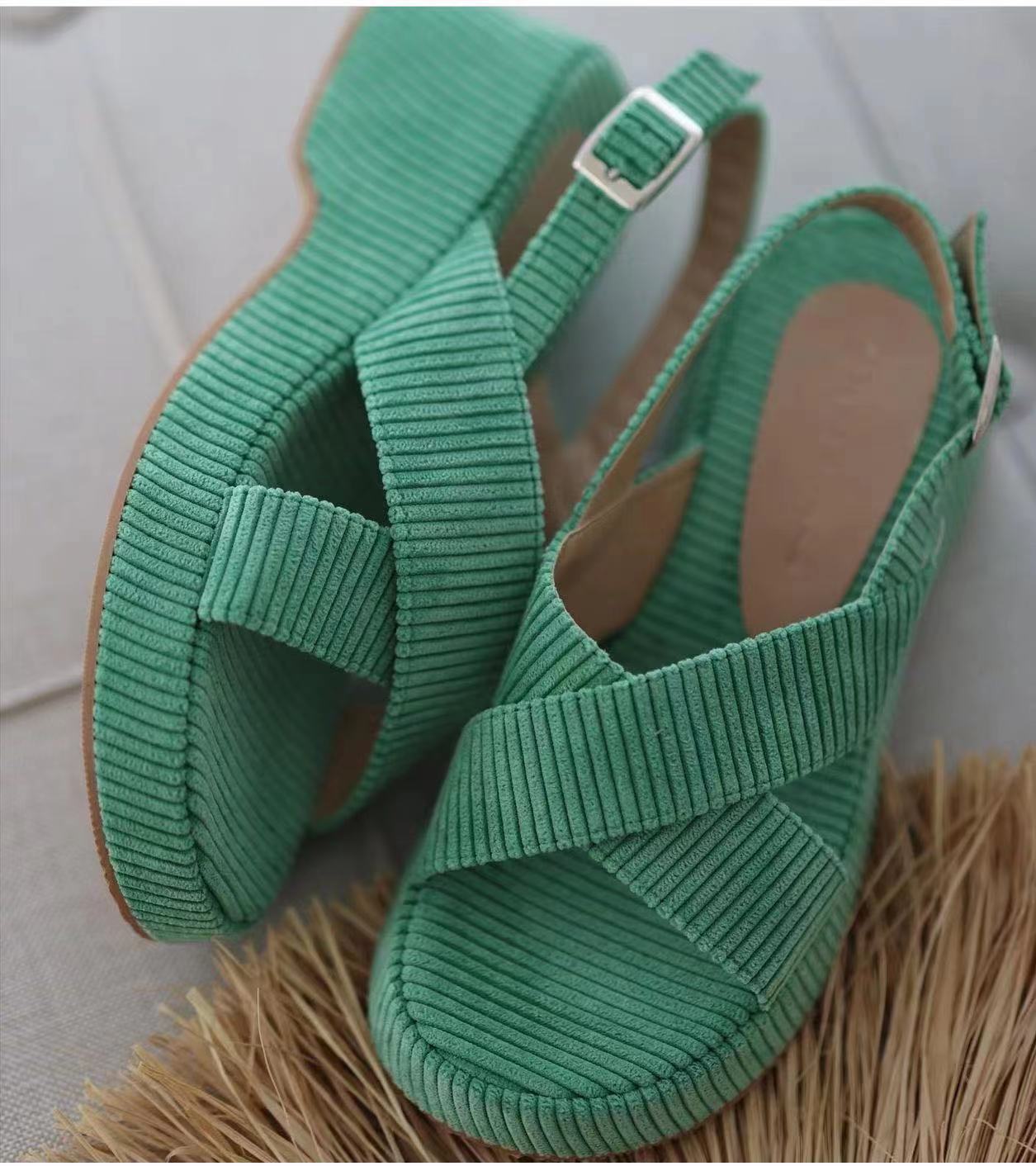 Bequeme Wildleder-Sandalen mit gekreuzten Riemen und offenen Zehen für lässige Modefrauen