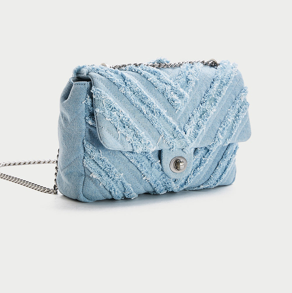 Quadratische Umhängetasche mit magnetischem Druckknopfverschluss und Kettenschultergurt