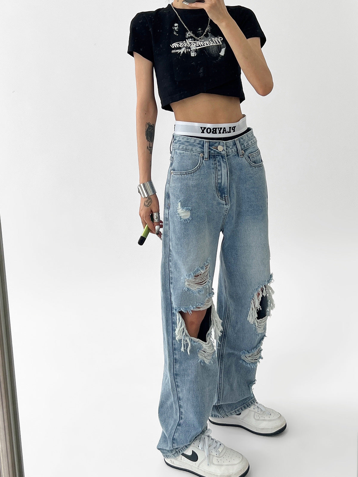 Hellblaue Damenjeans mit zerrissenen