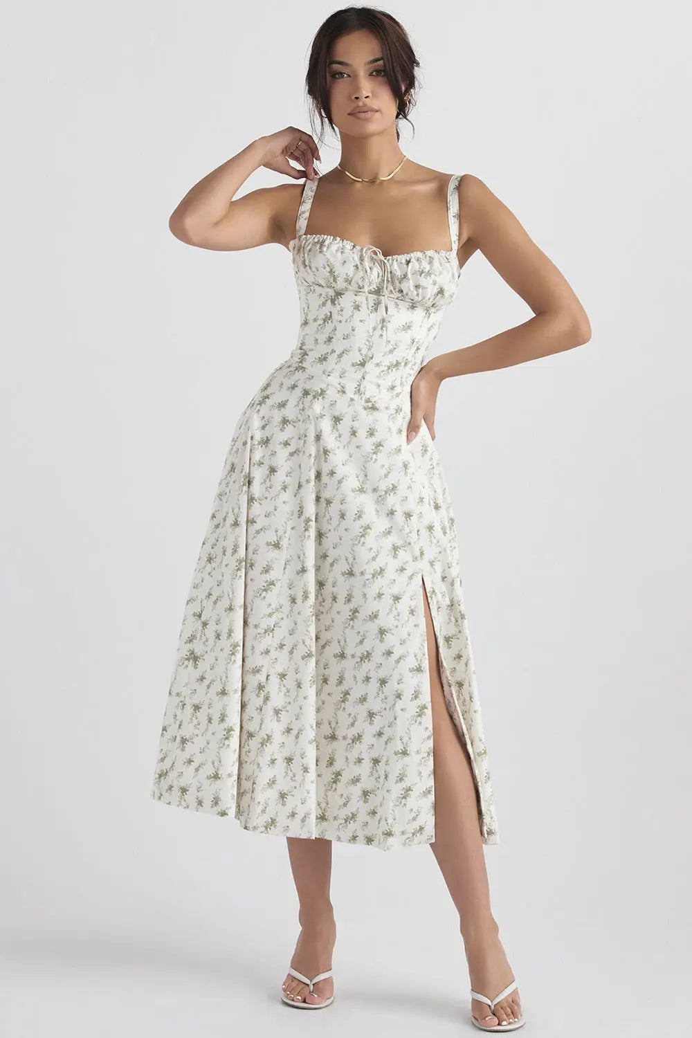 Elegant geschnittenes Trägerkleid für Damen mit französischem Flair und verführerischem Hüftschlitz"